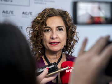 Montero apuesta por "la cautela y el di&aacute;logo" ante la amenaza de Trump de retirar las bases de Rota y Mor&oacute;n