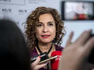 Montero apuesta por "la cautela y el diálogo" ante la amenaza de Trump de retirar las bases de Rota y Morón Montero apuesta por "la cautela y el diálogo" ante la amenaza de Trump de retirar las bases de Rota y Morón