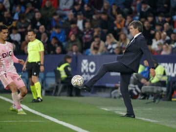 VALENCIA, 21/03/2026.-El entrenador del Oviedo Guillermo Almada, durante el partido de la jornada 29 de LaLiga EA Sports entre el Levante y el Oviedo, este s&aacute;bado en el estadio Ciutat de Valencia.-EFE/ Manuel Bruque 