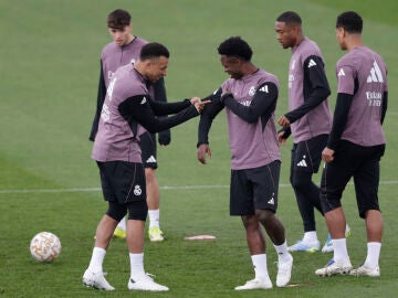 MADRID, 21/03/2026.- El delantero del Real Madrid Kylian Mbapp&eacute; (i) y Vinicius Jr (c-d) durante el entrenamiento del equipo este s&aacute;bado en la ciudad deportiva del club en Valdebebas, Madrid, en la v&iacute;spera del derbi con el Atl&eacute;tico de Madrid. EFE/ Juanjo Mart&iacute;n 