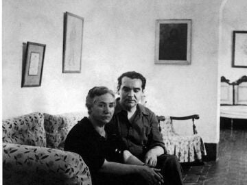 El poeta Federico Garc&iacute;a Lorca junto a su madre, en 1935