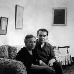 El poeta Federico Garc&iacute;a Lorca junto a su madre, en 1935