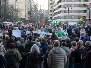 ZARAGOZA, 21/03/2026.-Concentraci&oacute;n de condena y rechazo ante el asesinato este s&aacute;bado de una mujer a manos de expareja, este s&aacute;bado en Zaragoza. La alcaldesa, Natalia Chueca, ha decretado este domingo d&iacute;a de luto oficial en la ciudad.-EFE/ Javier Belver 