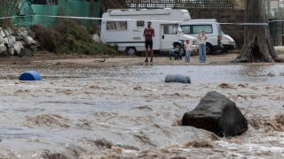 MOG&Aacute;N (CANARIAS), 21/03/2026.- Varias personas observan el barranco de Arguineg&iacute;n ante la crecida del caudal del barranco.. El Gobierno de Canarias ha activado este s&aacute;bado la alerta por riesgo de inundaciones pluviales y por desprendimientos en las islas occidentales y en Gran Canaria, con motivo del paso del frente de la borrasca Therese, que azota el archipi&eacute;lago desde el pasado mi&eacute;rcoles. EFE/ Quique Curbelo 
