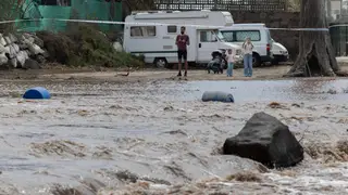 El Gobierno canario activa la alerta por riesgo de inundaciones y desprendimientos MOGÁN (CANARIAS), 21/03/2026.- Varias personas observan el barranco de Arguinegín ante la crecida del caudal del barranco.. El Gobierno de Canarias ha activado este sábado la alerta por riesgo de inundaciones pluviales y por desprendimientos en las islas occidentales y en Gran Canaria, con motivo del paso del frente de la borrasca Therese, que azota el archipiélago desde el pasado miércoles. EFE/ Quique Curbelo