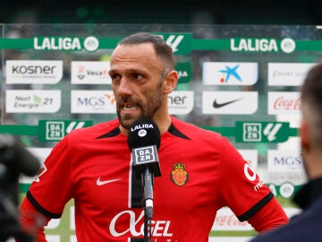 ELCHE, 21/03/2026.- El delantero del Mallorca Muriqi atiende a los medios al t&eacute;rmino del partido de la jornada 29 de la LaLiga EA Sports entre el Elche y el Mallorca, este s&aacute;bado en el Estadio Mart&iacute;n Valero de Elche. EFE/ Pablo Miranzo 
