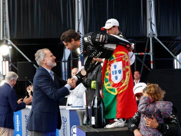 Felipe VI saluda al piloto portugu&eacute;s del equipo Jaguar Antonio Felix da Costa 