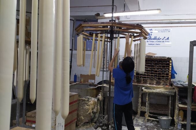 Más de 100.000 kilos de velas salen desde Andújar para iluminar procesiones de Semana Santa en España