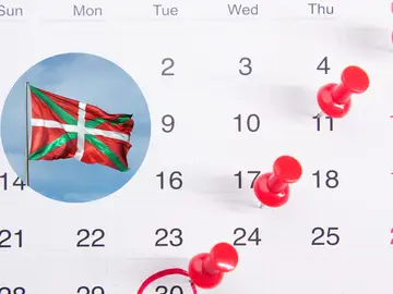 Imagen de archivo de un calendario y de la bandera del País Vasco Imagen de archivo de un calendario y de la bandera del País Vasco