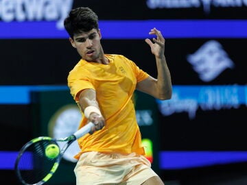 MIAMI (United States), 21/03/2026.- Carlos Alcaraz of Spain in action against Joao Fonseca of Brazil during their Men's Singles Round 2 match at the 2026 Miami Open tennis tournament at the Hard Rock Stadium in Miami, Florida, USA, 20 March 2026. (Tenis, Brasil, Espa&ntilde;a) EFE/EPA/CRISTOBAL HERRERA-ULASHKEVICH 