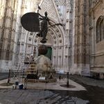 Labores de limpieza en la copia del Giraldillo