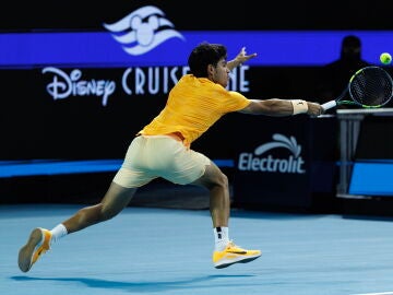 Alcaraz intenta devolver una bola de Korda desde el fondo de la pista