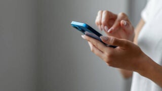 Aviso de la Guardia Civil: as&iacute; funciona la estafa del &ldquo;paquete urgente&rdquo; que vac&iacute;a tu WhatsApp