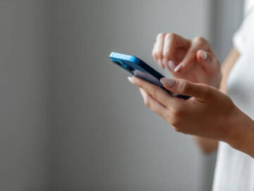 Aviso de la Guardia Civil: as&iacute; funciona la estafa del &ldquo;paquete urgente&rdquo; que vac&iacute;a tu WhatsApp