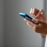 Aviso de la Guardia Civil: as&iacute; funciona la estafa del &ldquo;paquete urgente&rdquo; que vac&iacute;a tu WhatsApp