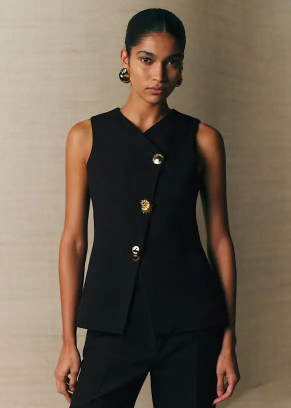 Chaleco con botones decorativos.