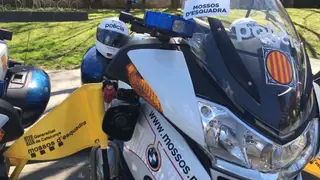 Moto de los Mossos d'Esquadra durante la Volta Ciclista a Cataluña Moto de los Mossos d'Esquadra durante la Volta Ciclista a Cataluña