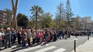 Vecinos guardan un minuto de silencio por el crimen de la menor de Torrevieja Vecinos guardan un minuto de silencio por el crimen de la menor de Torrevieja REMITIDA / HANDOUT por AYUNTAMIENTO DE TORREVIEJA Fotografía remitida a medios de comunicación exclusivamente para ilustrar la noticia a la que hace referencia la imagen, y citando la procedencia de la imagen en la firma 22/03/2026