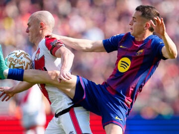 BARCELONA, 22/03/2026.- El jugador del FC Barcelona Ferr&aacute;n Torres y el jugador del Rayo Vallecano Unai L&oacute;pez, durante el partido de la jornada 29 de LaLiga EA Sports en el Camp Nou entre el Barcelona y el Rayo Vallecano, este domingo. EFE/ Alejandro Garcia 
