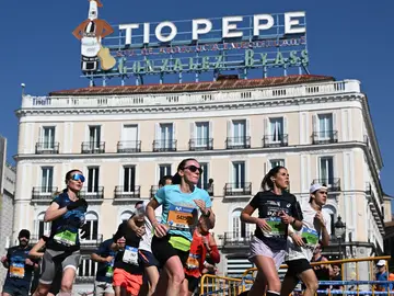 Medio Maratón de Madrid MADRID, 22/03/2026.- Varios atletas a su paso por la Puerta del Sol durante el Medio Maratón de Madrid este domingo. EFE/ Fernando Villar