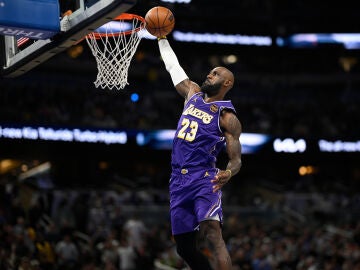 LeBron James se dispone a machacar en el aro de los Magic de Orlando