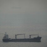 Un carguero en el Golfo P&eacute;rsico se dirige hacia el estrecho de Ormuz