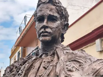 Camas inmortaliza a Paco Camino: el "Niño Sabio" ya tiene su busto junto al de Curro Romero Camas inmortaliza a Paco Camino: el "Niño Sabio" ya tiene su busto junto al de Curro Romero