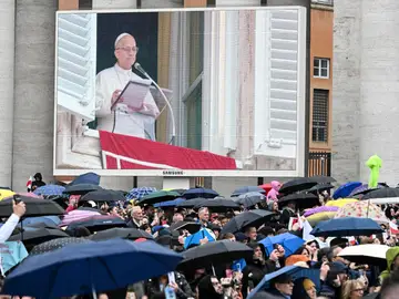 Pope Leo XIV leads Angelus prayer in St. Peter's Square Vatican City (Vatican City State (Holy See)), 22/03/2026.- People attend the Sunday Angelus prayer led by Pope Leo XIV from the window of his office overlooking Saint Peter's Square, Vatican City, 22 March 2026. (Papa) EFE/EPA/RICCARDO ANTIMIANI