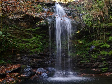 As&iacute; es Lami&ntilde;a, el peque&ntilde;o pueblo medieval de Cantabria que enamora por sus cascadas y su paisaje de cuento
