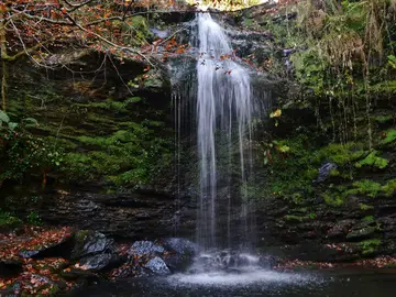 Así es Lamiña, el pequeño pueblo medieval de Cantabria que enamora por sus cascadas y su paisaje de cuento Así es Lamiña, el pequeño pueblo medieval de Cantabria que enamora por sus cascadas y su paisaje de cuento