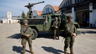 Varios militares junto a un veh&iacute;culo militar en al acuartelamiento de artiller&iacute;a de Fuencarral Capit&aacute;n Guiloche