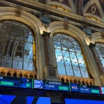 El precio del crudo brent, el de referencia en Europa, se hunde un 13 % y se negocia por debajo de los cien d&oacute;lares el barril,