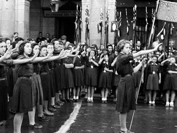 Desfile de 'Flechas azules' de la Secci&oacute;n Femenina de la Falange en la plaza Mayor de Madrid, con la asistencia de Pilar Primo de Rivera.