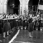 Desfile de 'Flechas azules' de la Secci&oacute;n Femenina de la Falange en la plaza Mayor de Madrid, con la asistencia de Pilar Primo de Rivera.