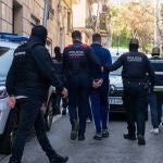 Tres detenidos en el operativo policial contra armas y drogas en un domicilio en Barcelona