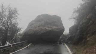 Las huellas m&aacute;s duras de Therese en Canarias: una carretera desaparece y un desprendimiento bloquea otra