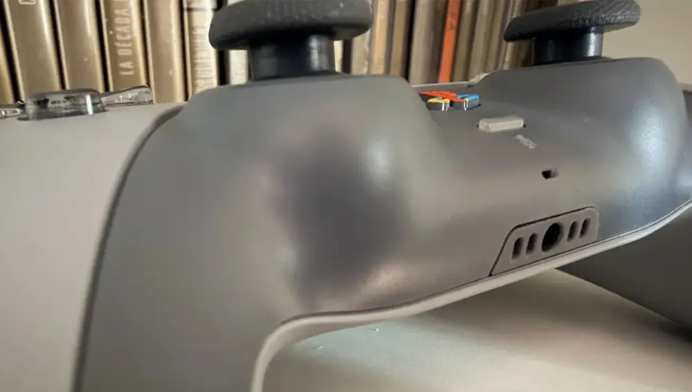 A pesar de su tamaño, es un mando que se adapta muy bien a la mano