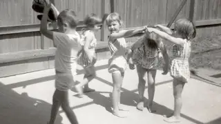 Según la psicología, las personas que crecieron en la década de 1960 desarrollaron un tipo de resiliencia poco común porque convivieron con la incertidumbre Según la psicología, las personas que crecieron en la década de 1960 desarrollaron un tipo de resiliencia poco común porque convivieron con la incertidumbre