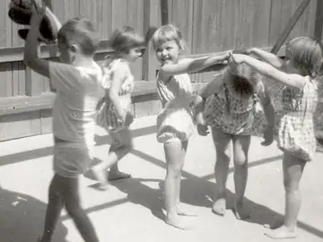 Según la psicología, las personas que crecieron en la década de 1960 desarrollaron un tipo de resiliencia poco común porque convivieron con la incertidumbre Según la psicología, las personas que crecieron en la década de 1960 desarrollaron un tipo de resiliencia poco común porque convivieron con la incertidumbre