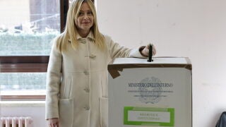 ROME (Italy), 23/03/2026.- Italian Prime Minister Giorgia Meloni casts her ballot at a polling station during voting in the Italian constitutional referendum on judicial system reform in Rome, Italy, 23 March 2026. (Italia, Roma) EFE/EPA/FABIO FRUSTACI 