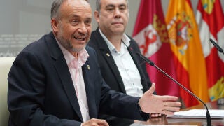 El presidente de la instituci&oacute;n, Gerardo &Aacute;lvarez Courel, junto al vicepresidente y diputado de Cooperaci&oacute;n, Valent&iacute;n Mart&iacute;nez