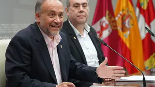 El presidente de la institución, Gerardo Álvarez Courel, junto al vicepresidente y diputado de Cooperación, Valentín Martínez El presidente de la institución, Gerardo Álvarez Courel, junto al vicepresidente y diputado de Cooperación, Valentín Martínez