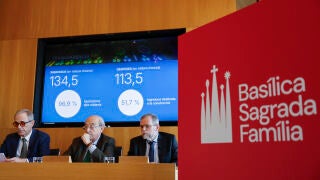 GRAFCAT276. BARCELONA, 24/03/2026.- El presidente delegado de la Junta Constructora de la Sagrada Fam&iacute;lia, Esteve Camps (c); el director general, Xavier Mart&iacute;nez (i), y el arquitecto director Jordi Faul&iacute; (d), durante la rueda de prensa en la que han anunciado que la Sagrada Familia bati&oacute; su r&eacute;cord de visitantes en 2025 con 4.877.567 millones, cerca de un 1 % m&aacute;s que en el a&ntilde;o anterior, entre los cuales destacan los turistas de los Estados Unidos, que representan m&aacute;s del 15 %, seguidos por los...