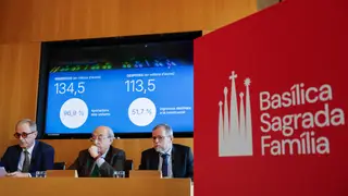 La Sagrada Familia alcanza su máximo histórico de visitantes, con 4,9 millones en 2025 GRAFCAT276. BARCELONA, 24/03/2026.- El presidente delegado de la Junta Constructora de la Sagrada Família, Esteve Camps (c); el director general, Xavier Martínez (i), y el arquitecto director Jordi Faulí (d), durante la rueda de prensa en la que han anunciado que la Sagrada Familia batió su récord de visitantes en 2025 con 4.877.567 millones, cerca de un 1 % más que en el año anterior, entre los cuales destacan los turistas de los Estados Unidos, que representan más del 15 %, seguidos por los...