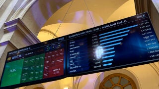 MADRID, 24/03/2026.- La Bolsa espa&ntilde;ola ha abierto de forma vol&aacute;til este martes y, tras arrancar la jornada en positivo y rozar los 17.000 puntos, se ha girado a la baja y cae el 0,22 %, mientras la compa&ntilde;&iacute;a Puig se dispara m&aacute;s del 14 % despu&eacute;s de confirmar que mantiene negociaciones con Est&eacute;e Lauder para una posible fusi&oacute;n. A las 9:45 horas, el IBEX 35, el principal indicador espa&ntilde;ol, cae el 0,22 %, hasta los 16.851,5 puntos. Las p&eacute;rdidas del a&ntilde;o son del 2,61 %. EFE/ Altea Tejido S&aacute;nchez 