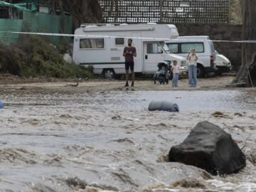Varias personas observan el barranco de Arguineg&iacute;n