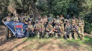 El grupo "paramilitar" de jóvenes nacionalistas que simula ser un ejército catalán Foto de UEC con otros grupos