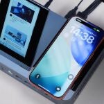 El nuevo ViewDock Gen2 utiliza un dise&ntilde;o vertical para integrar una base de carga inal&aacute;mbrica Qi y una pantalla de informaci&oacute;n ajustable en un chasis de aluminio premium