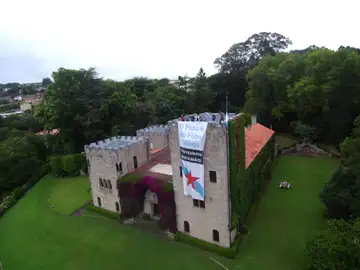 Una vista del del Pazo de Meirás con una pancarta reivindicativa Una vista del del Pazo de Meirás con una pancarta reivindicativa