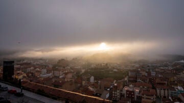 TERUEL, 24/03/2026.- Niebla al amanecer este martes en la ciudad de Teruel. EFE/Antonio Garcia 